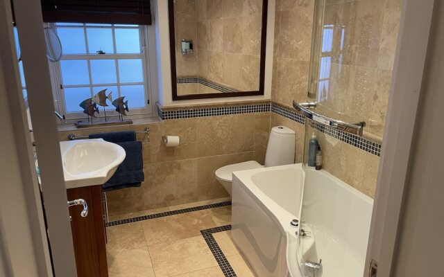 Stunning 2-bed-2bath Apt in Whitby With Parking