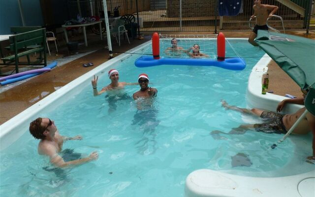 Palm Court Budget Motel Hostel/Backpackers