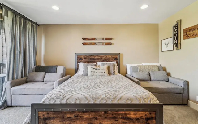 On-site Skiing: Truckee Studio w/ Balcony