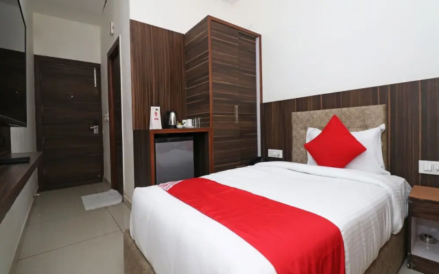 OYO 25076 Omang Hotel