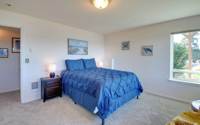 Waterfront PNW Escape w/ Deck & Beach Access!