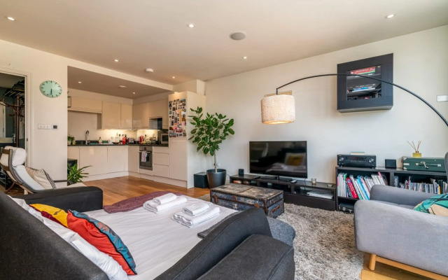 Bright & Spacious Battersea Flat