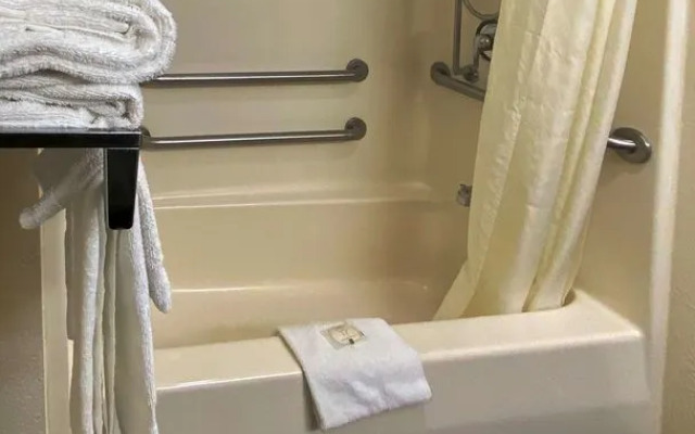 AmericInn by Wyndham Reedsburg