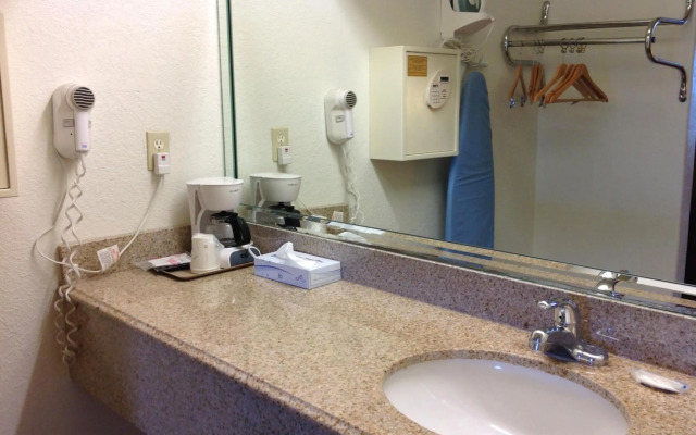 Scottish Inn & Suites