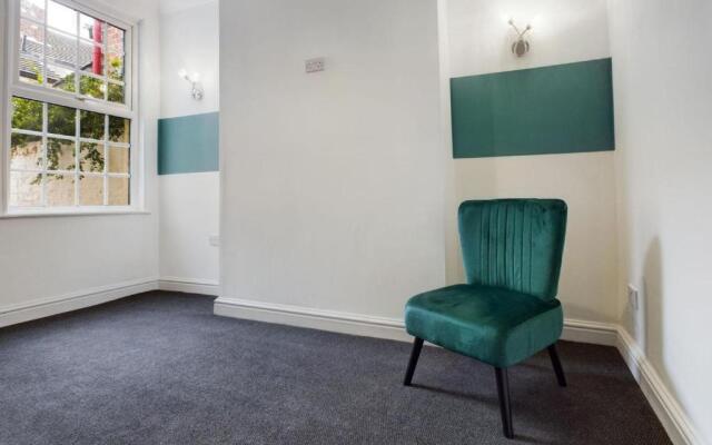 Contemporary 4BD Home nr Liverpool City Centre