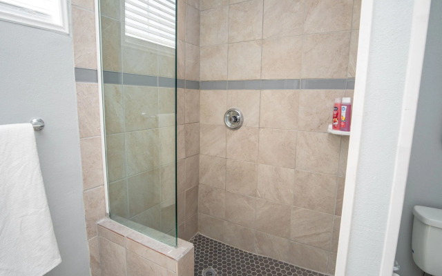 Remodeled Historic 1BR 1BA House Near Downtown