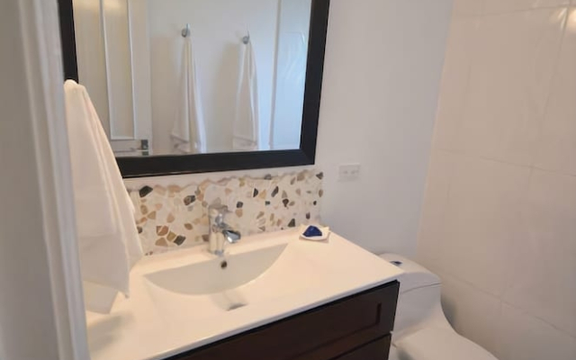 Coconuts Seafront 2BR, Ocho Rios