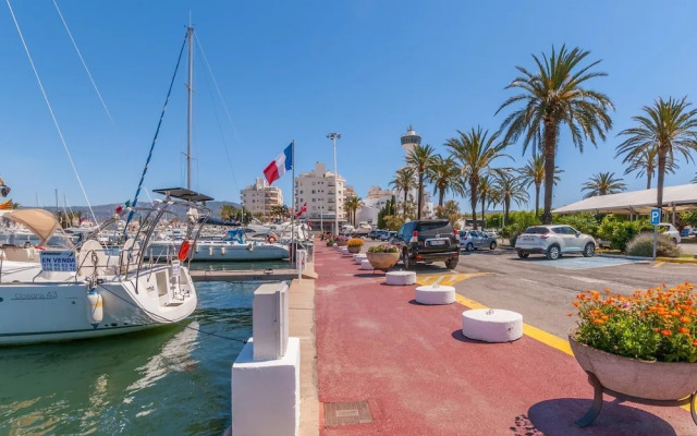 Holiday Apartment in a Complex near Sea