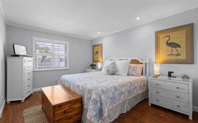 Colony Beach Club 204