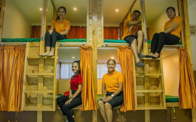 LUXS Capsule Hotel - Hostel - Adults Only