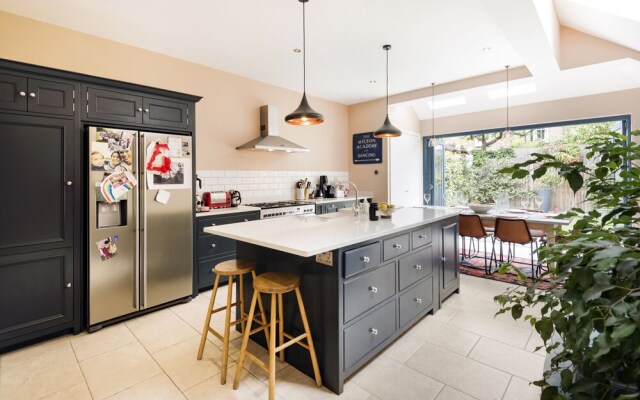 Spectacular Shepherds Bush Home Close to Westfield