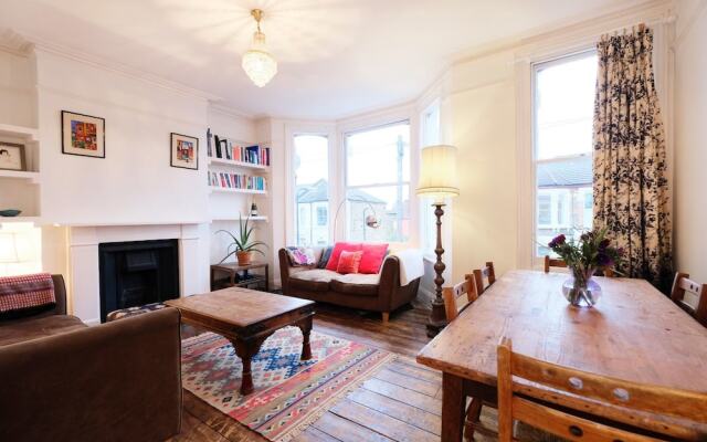 Sunny, Bohemian-style Flat For 4 in Queens Park