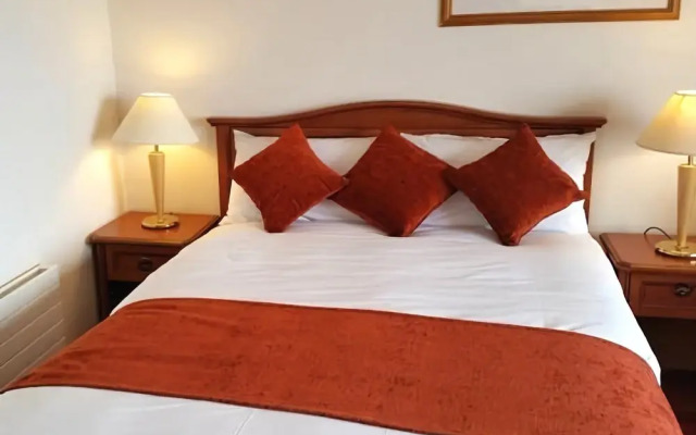 An Crúiscín Lán Hotel