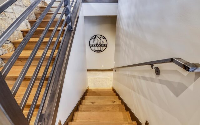 Five Peaks Townhouse with Garage and Hot Tub by RedAwning