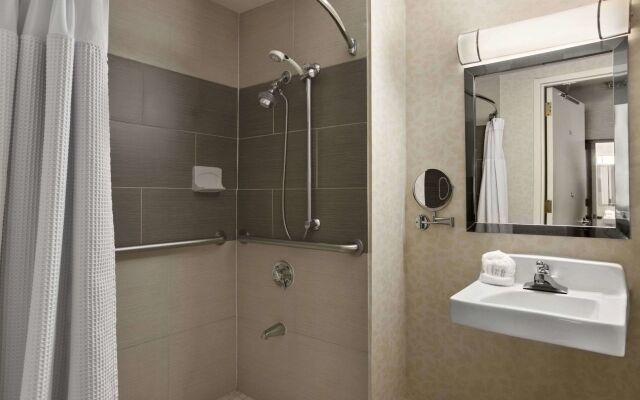 Holiday Inn Long Island-Islip Arpt East by IHG