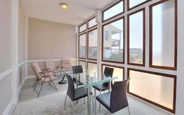 Stranded Indolphinitely