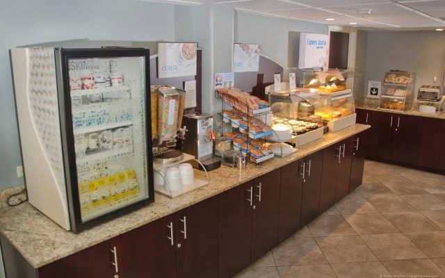 Holiday Inn Express & Suites Merrimack by IHG