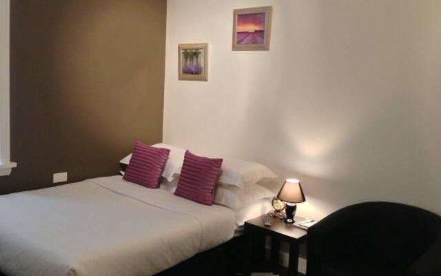 Centennial Inn on Bathurst