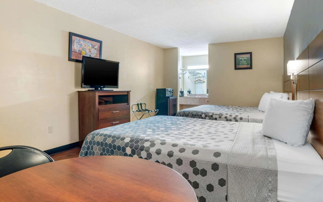 Econo Lodge Inn & Suites Forest