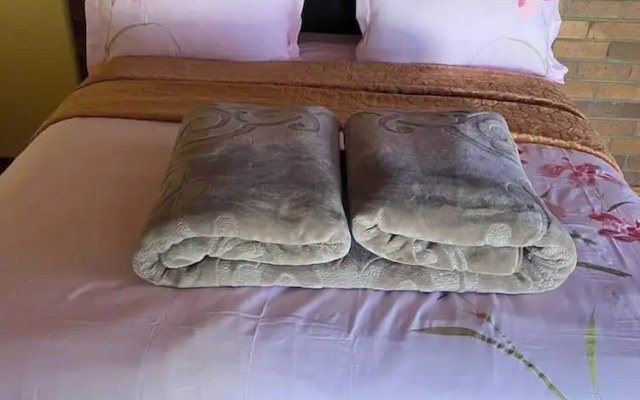 Golden gate guesthouse 0787391431