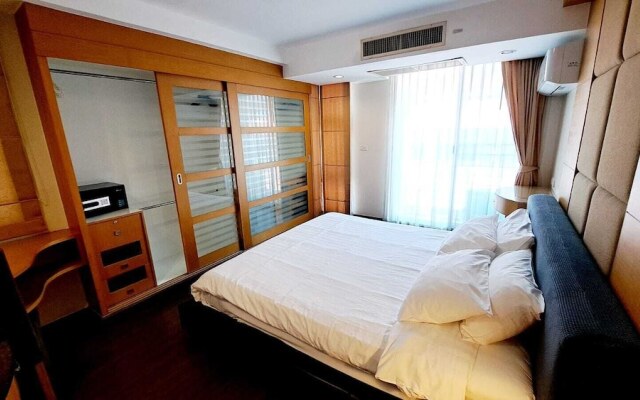 5C - 2 Bedroom Downtown Apartment With Shared Pool