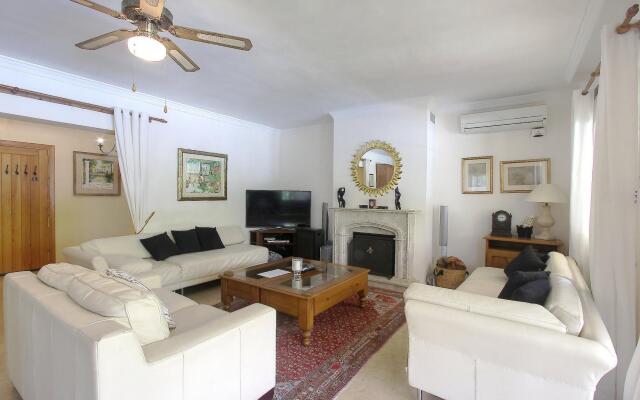 1106- Bel Air Family Villa