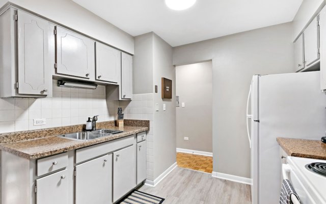 1BR Apt Near Shops in Lakeview
