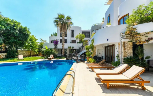 Duplex House With Shared Pool Near Beach in Kalkan