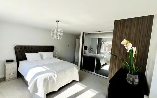 Horley Hideaway - 4 Bedroom House- Sleeps 7