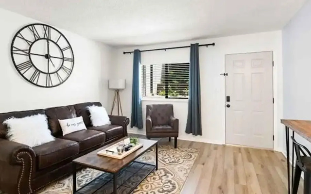Fantastic Renovated Condo Pool Downtown Fireplace