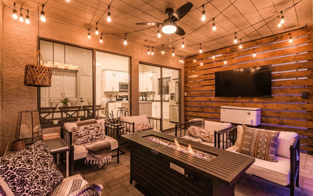 110th Scottsdale 3 Bedroom Home by RedAwning