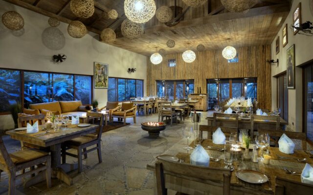 Barahi Jungle Lodge