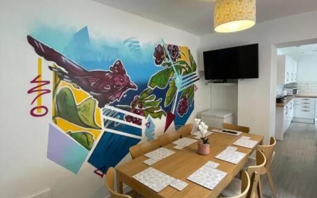 Modern 6 bedroom 5 min walk to beach & restaurants