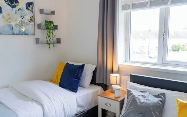 House - Sleeps 10 - Parking - Stn Close