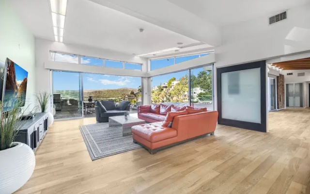 Mulholland View - Mid-century Modern Escape w/ Infinity Pool
