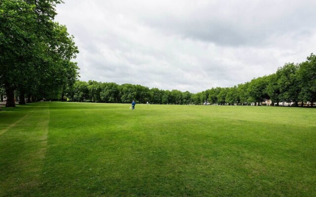 Veeve - Highbury Crescent