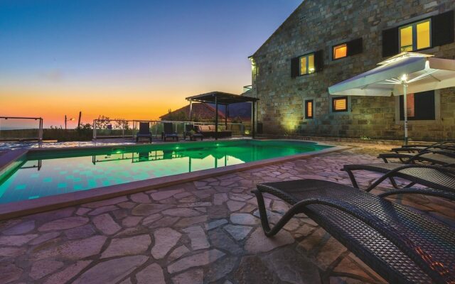 Villa Pave / Six Bedrooms H1