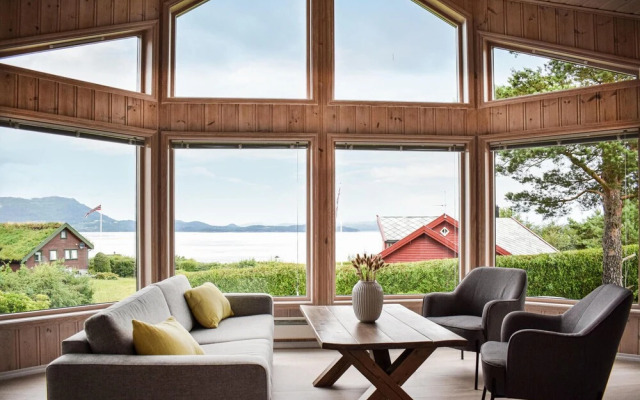 Stunning Home in Bjoa With 4 Bedrooms and Wifi