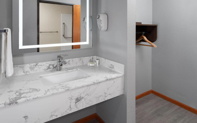 Super 8 by Wyndham McHenry/Fox Lake Area