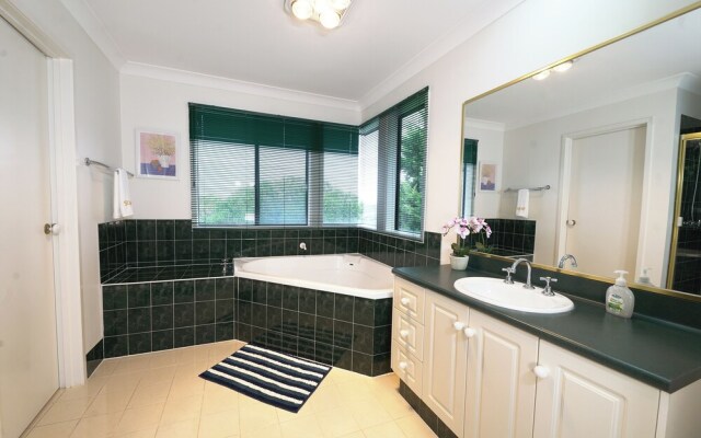 6BRM Retreat Parkside Family House Melb