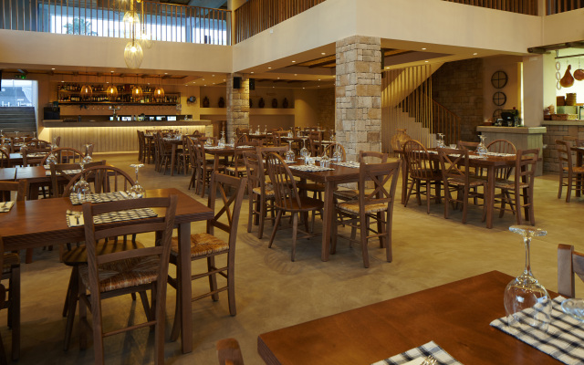 Melpo Antia Hotel & Suites