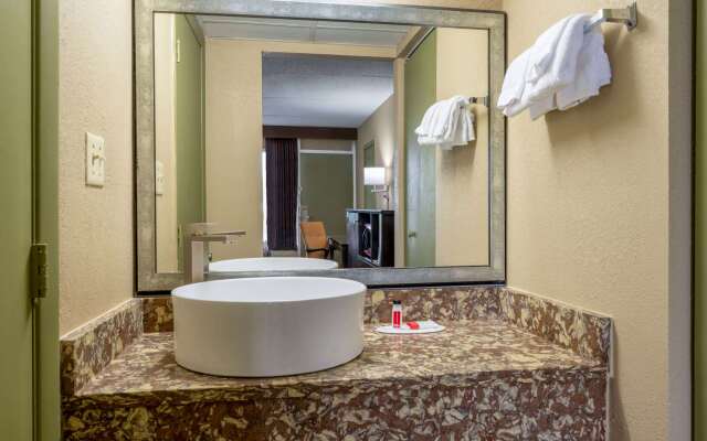 Super 8 by Wyndham Perrysburg/Toledo