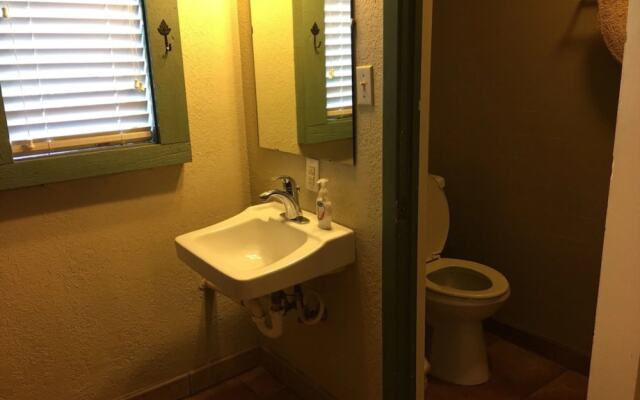 The Historic Leakey Inn