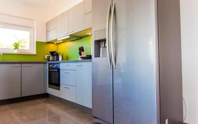 JoNa - with pool - H(8)