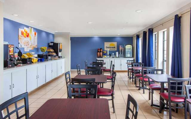 Days Inn & Suites by Wyndham Braunig Lake