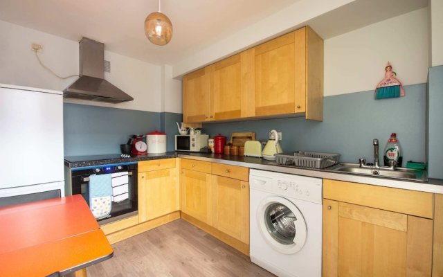 Converted Tea House With Retro Vibes In Lively Leith