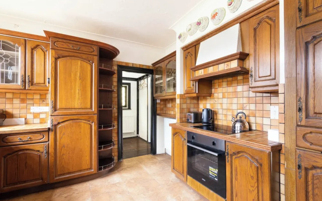 Large Riverside House in Wraysbury, Staines