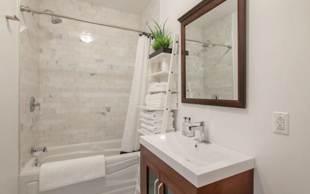 LMVR - LuxApt 3 - 7 bedrooms 2 bathrooms