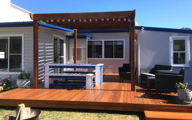 Shellharbour Beach Cottage - walk onto Patrolled beach with flags in summer