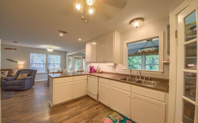 Guadalupe River Retreat RR 1324 4 Bedroom Home by RedAwning